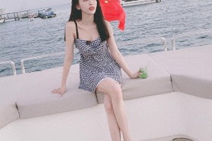 吴宣仪海南私服照：格纹裙秀美腿，漫画少女风吸睛
