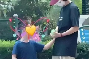 赵丽颖带6岁儿子购物，单亲妈妈的温柔瞬间