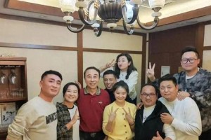 贾玲为恩师冯巩庆生，师徒情深成就影坛佳话