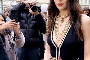 钟楚曦泳装写真惊艳亮相，事业爱情双丰收
