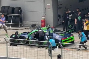 王一博赛车故障退赛 华表奖提名引关注