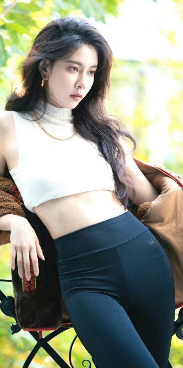 宋妍霏肥美身材照