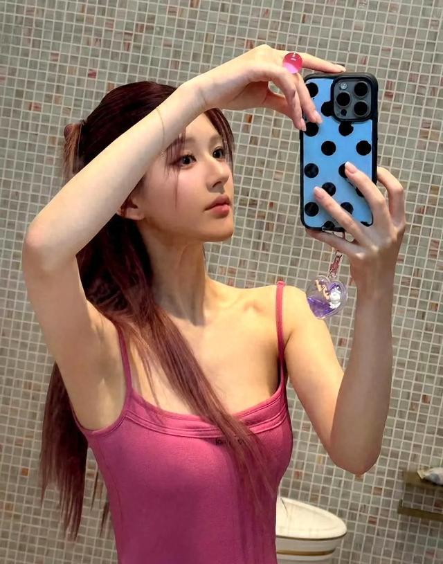 赵露思棕红长发造型