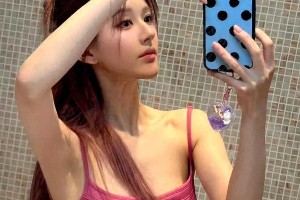 赵露思棕红长发甜酷造型，玫粉吊带少女感爆棚